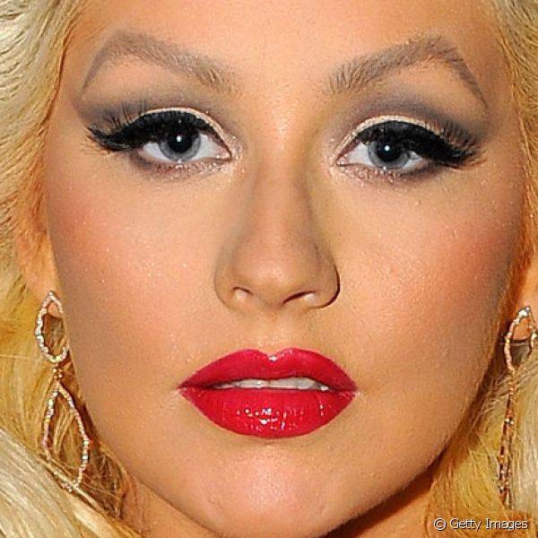 Com vestido vermelho, Christina Aguilera destacou os l?bios com batom de mesma cor e ainda real?ou os olhos com esfumado de sombra cinza para a premia??o Breakthrough Prize Awards, em novembro de 2014